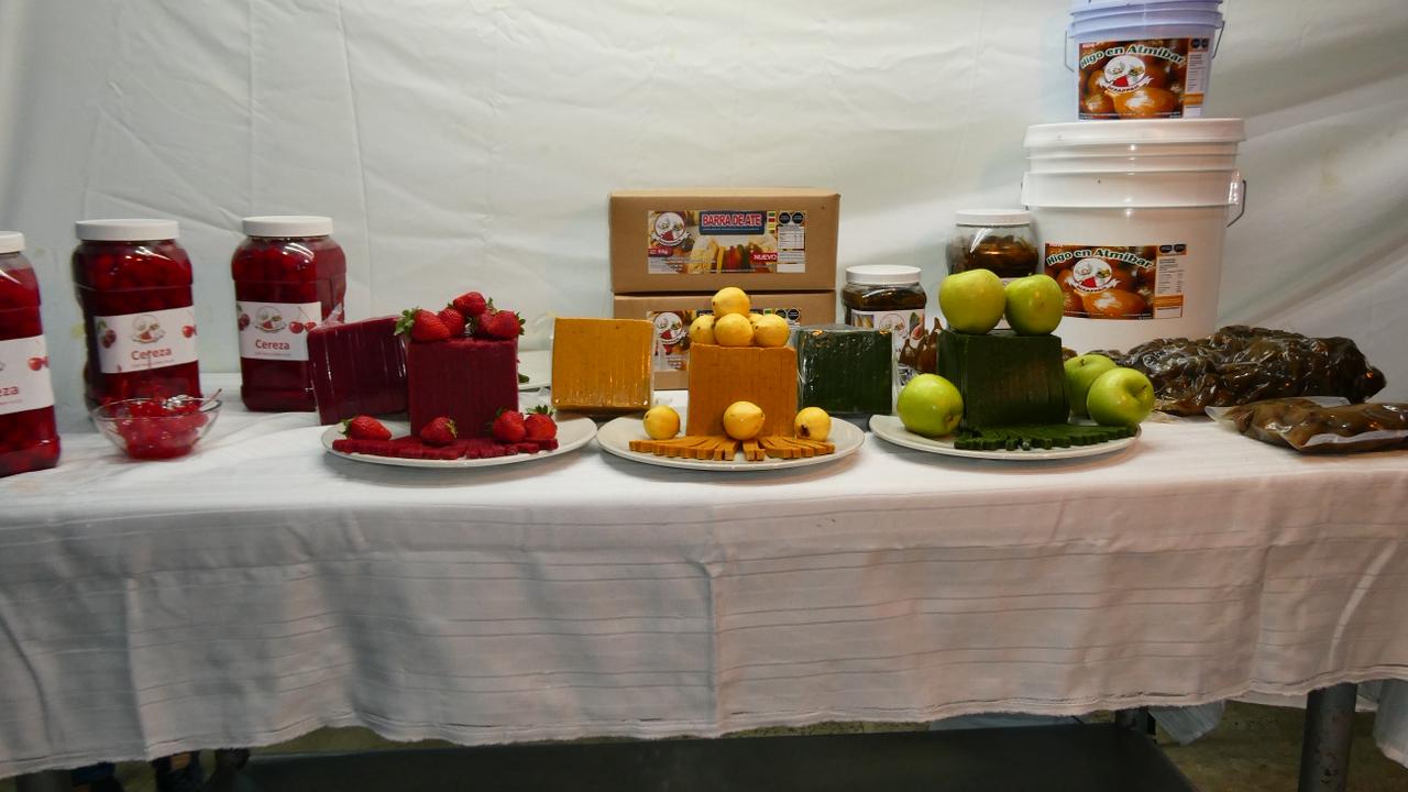 Exhibición de productos DIXAPPAN: ates, higos en almíbar y cerezas en sus empaques